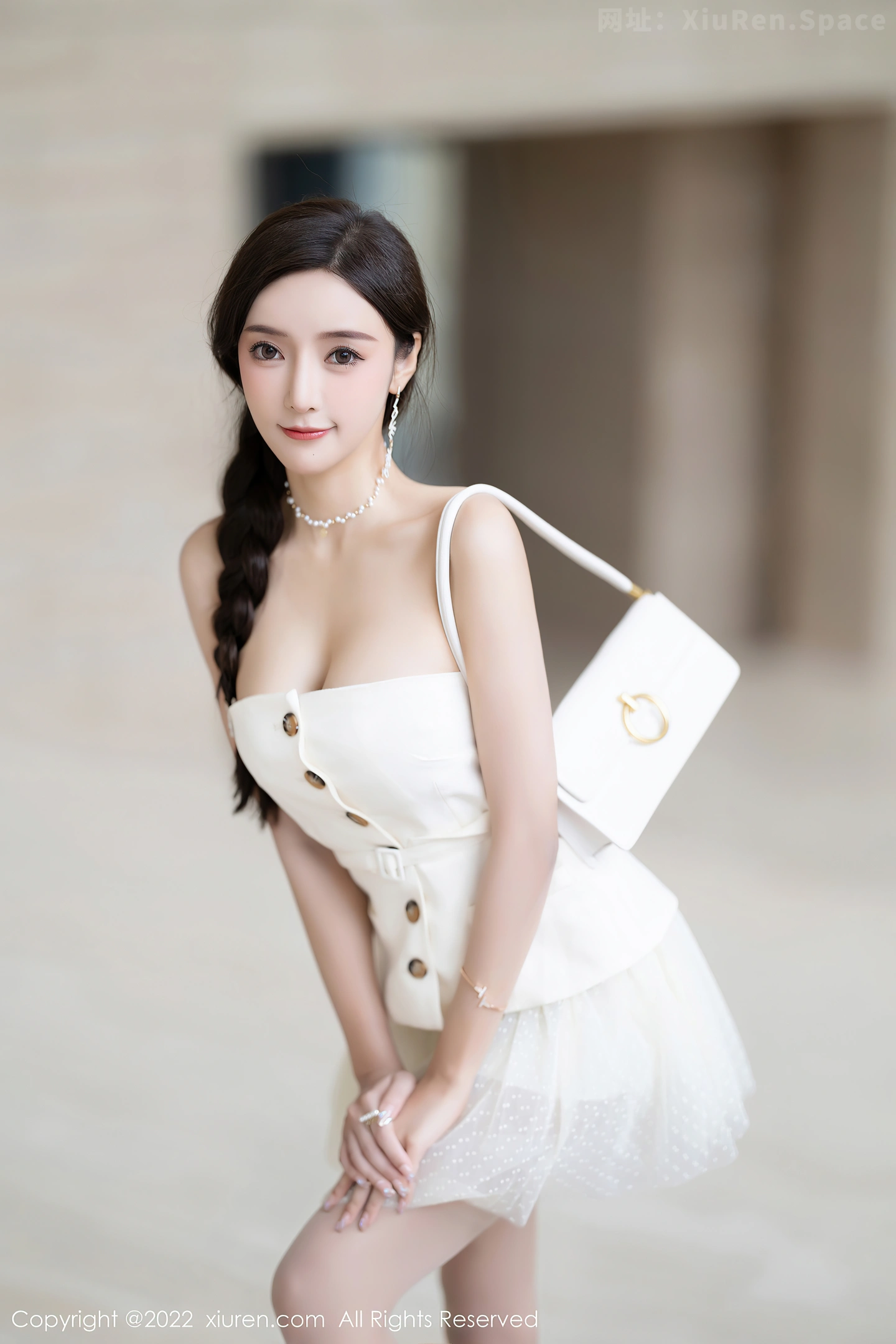 图片[6]-[XiuRen秀人网] VOL.5539 女神王馨瑶yanni白色露肩服饰+珍珠色睡裙配蕾丝吊袜诱惑写真78P-秀人网官方网站